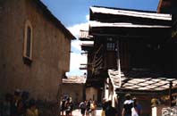 Un petit village avec des maisons typique de la haute montagne.